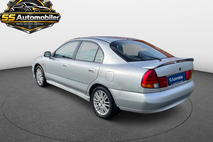 Hvid Mitsubishi Carisma fra 1999