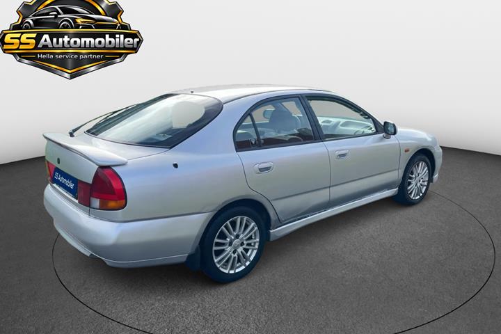 Hvid Mitsubishi Carisma fra 1999