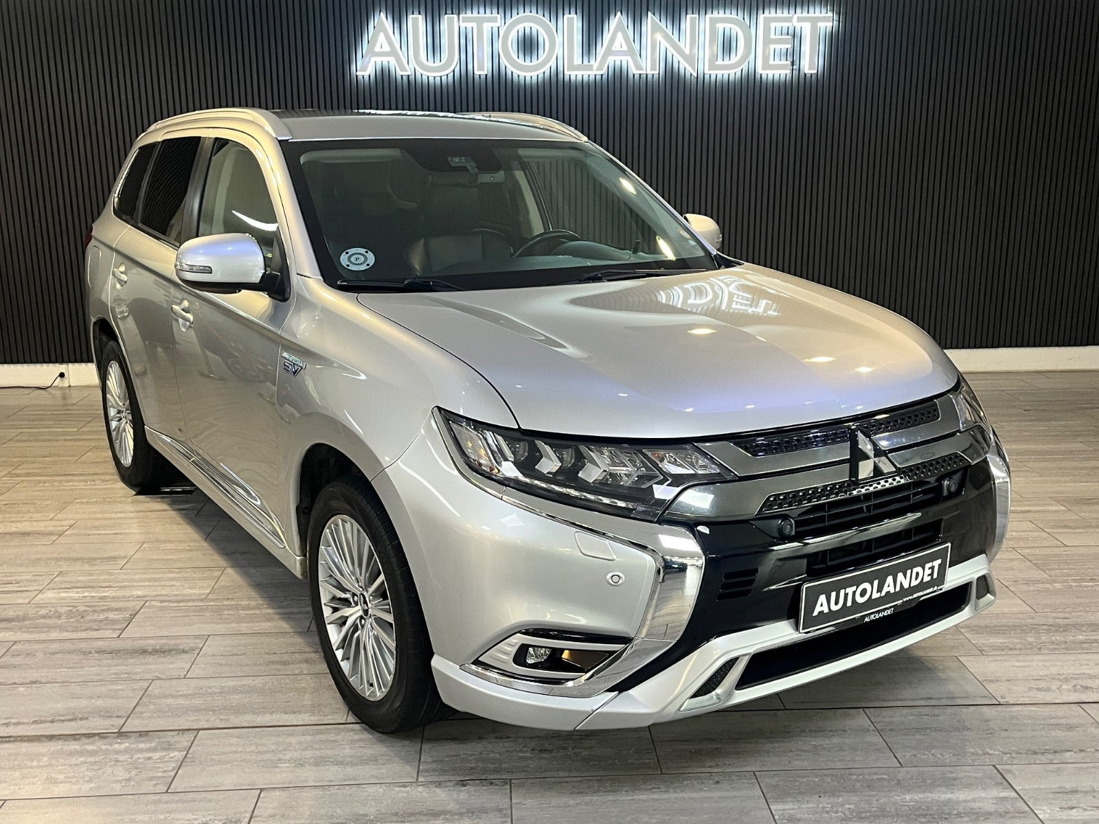 Mitsubishi Outlander 2,4 PHEV Limited CVT 4WD