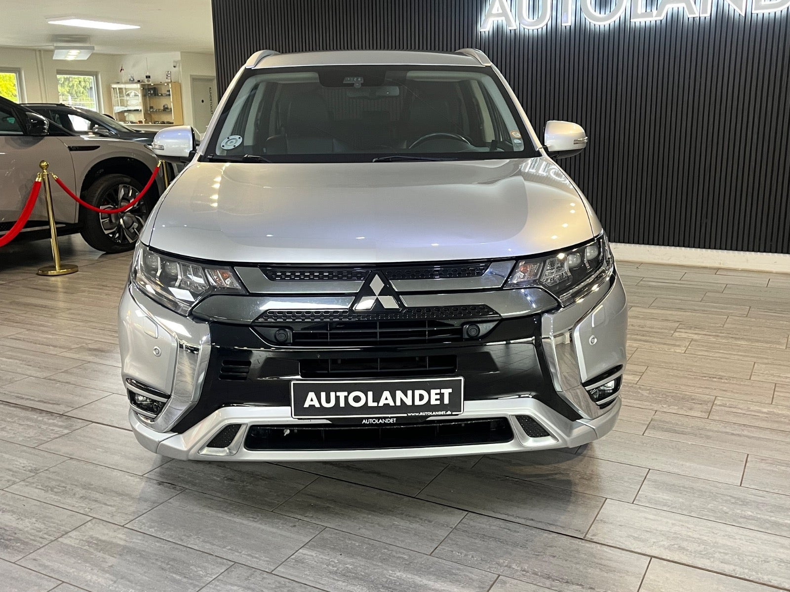 Sølv Mitsubishi Outlander fra 2020