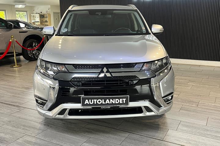 Sølv Mitsubishi Outlander fra 2020