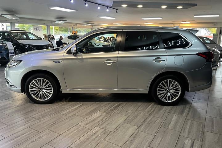 Sølv Mitsubishi Outlander fra 2020