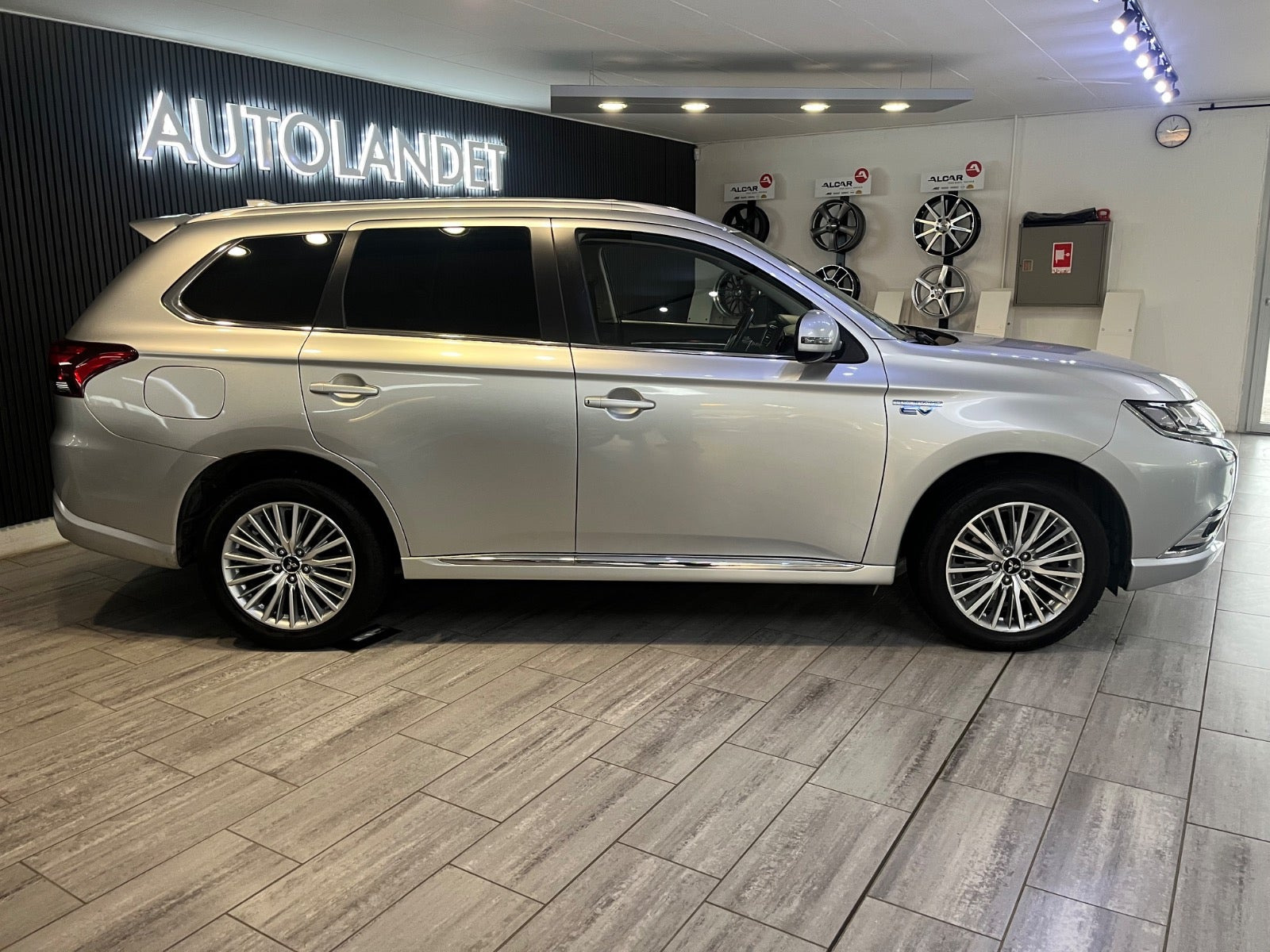 Sølv Mitsubishi Outlander fra 2020