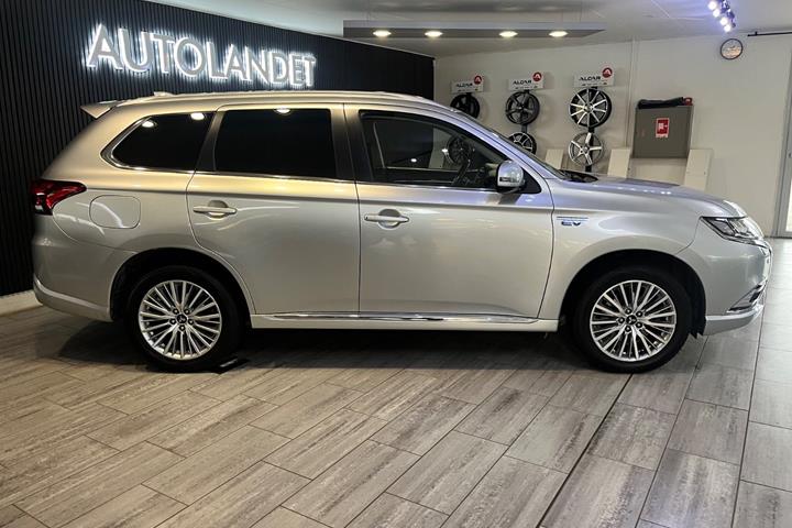 Sølv Mitsubishi Outlander fra 2020