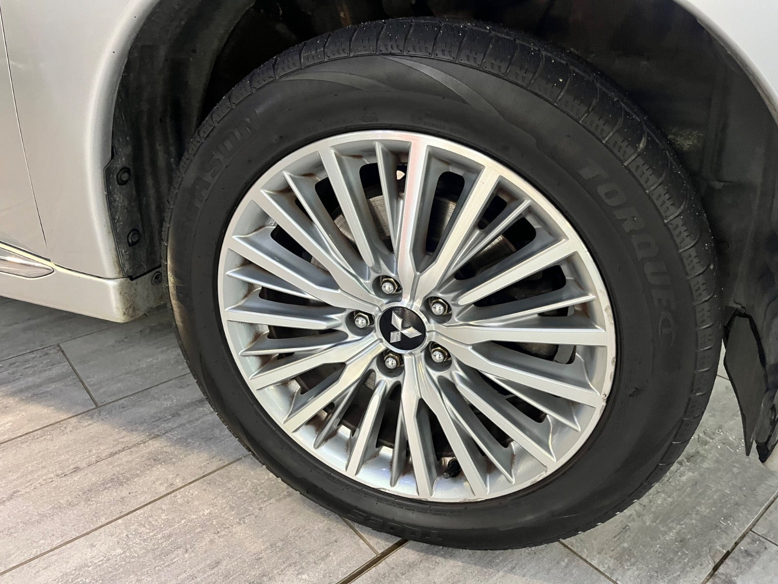 Sølv Mitsubishi Outlander fra 2020