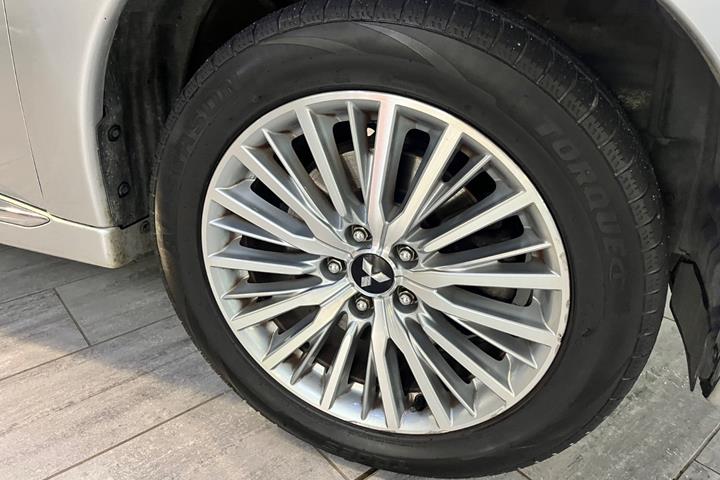 Sølv Mitsubishi Outlander fra 2020