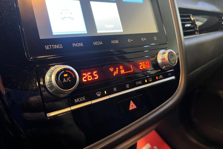 Sølv Mitsubishi Outlander fra 2020