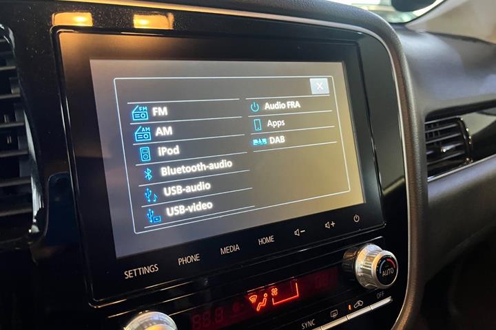 Sølv Mitsubishi Outlander fra 2020
