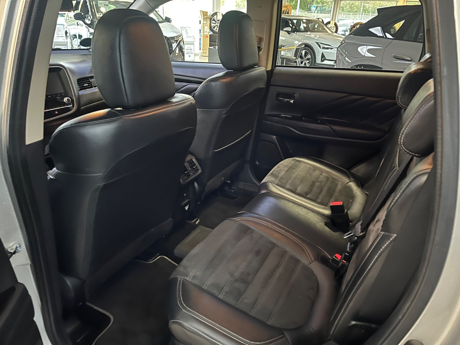 Sølv Mitsubishi Outlander fra 2020