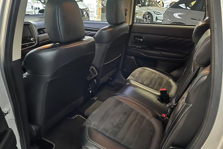 Sølv Mitsubishi Outlander fra 2020
