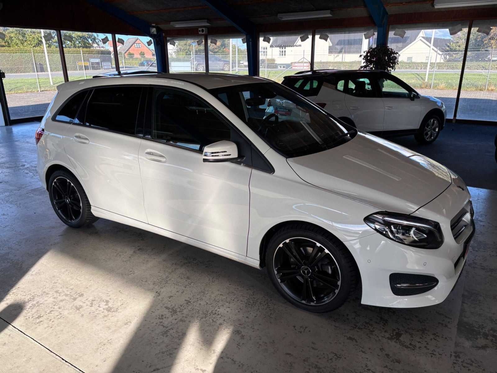 Hvid Mercedes B200 fra 2017