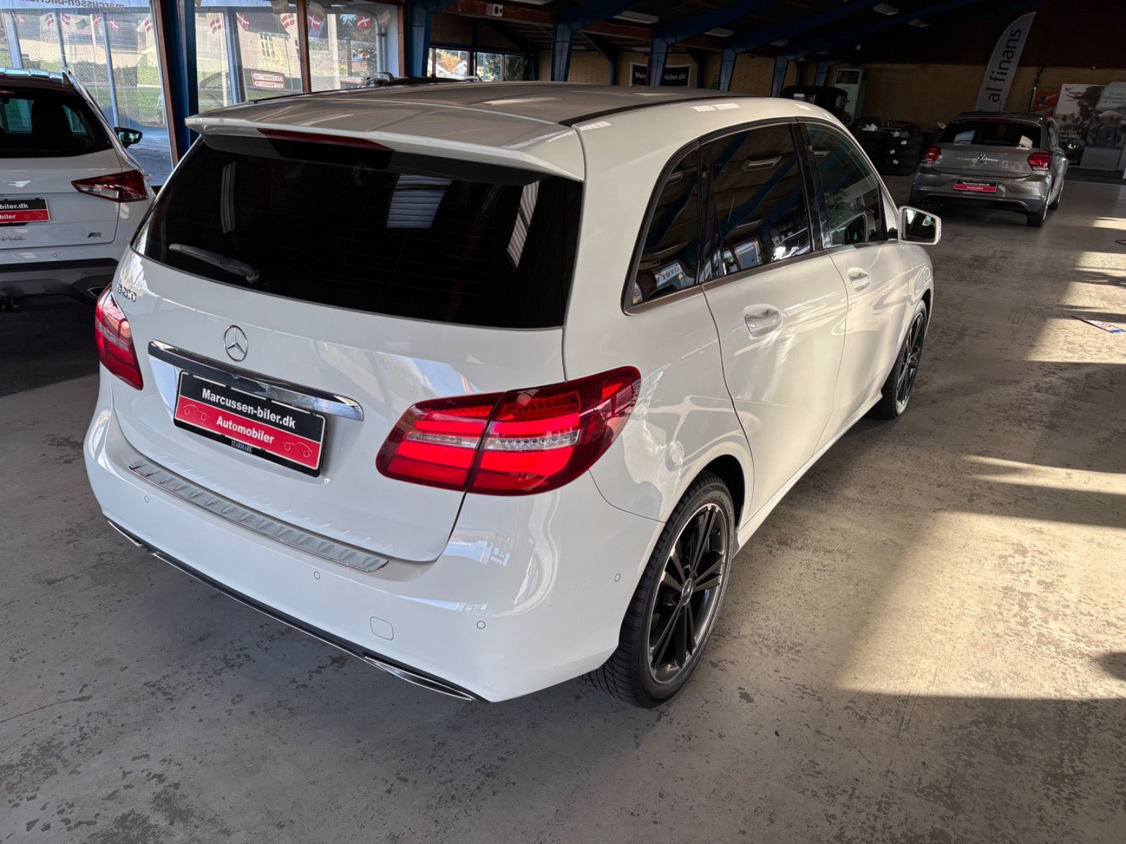 Hvid Mercedes B200 fra 2017