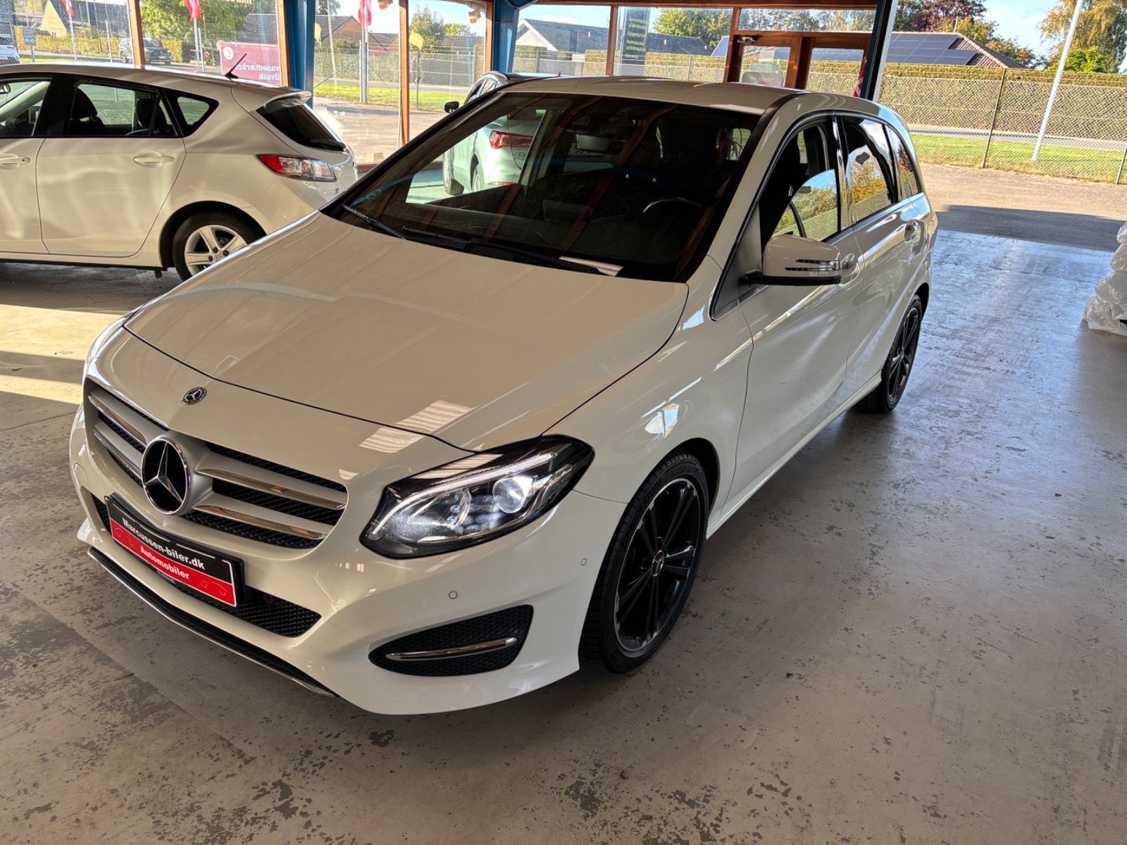 Hvid Mercedes B200 fra 2017