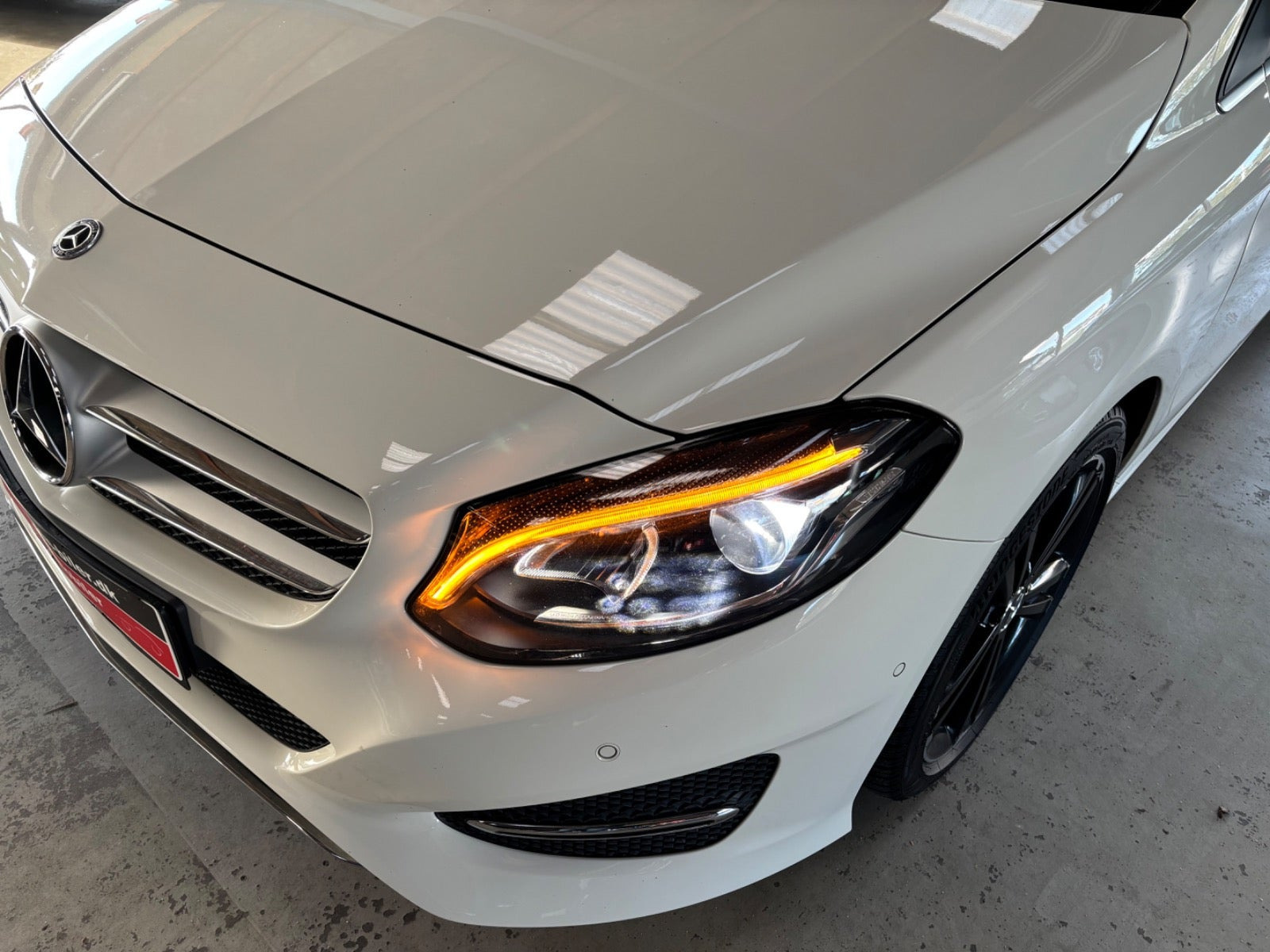 Hvid Mercedes B200 fra 2017