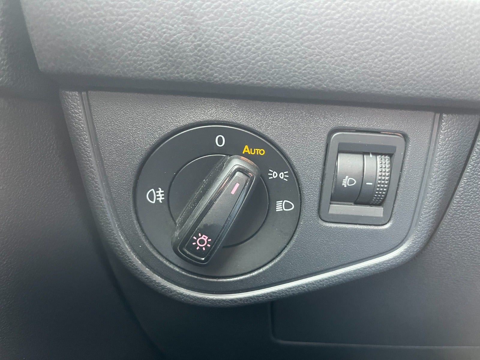 Grå VW Polo fra 2020