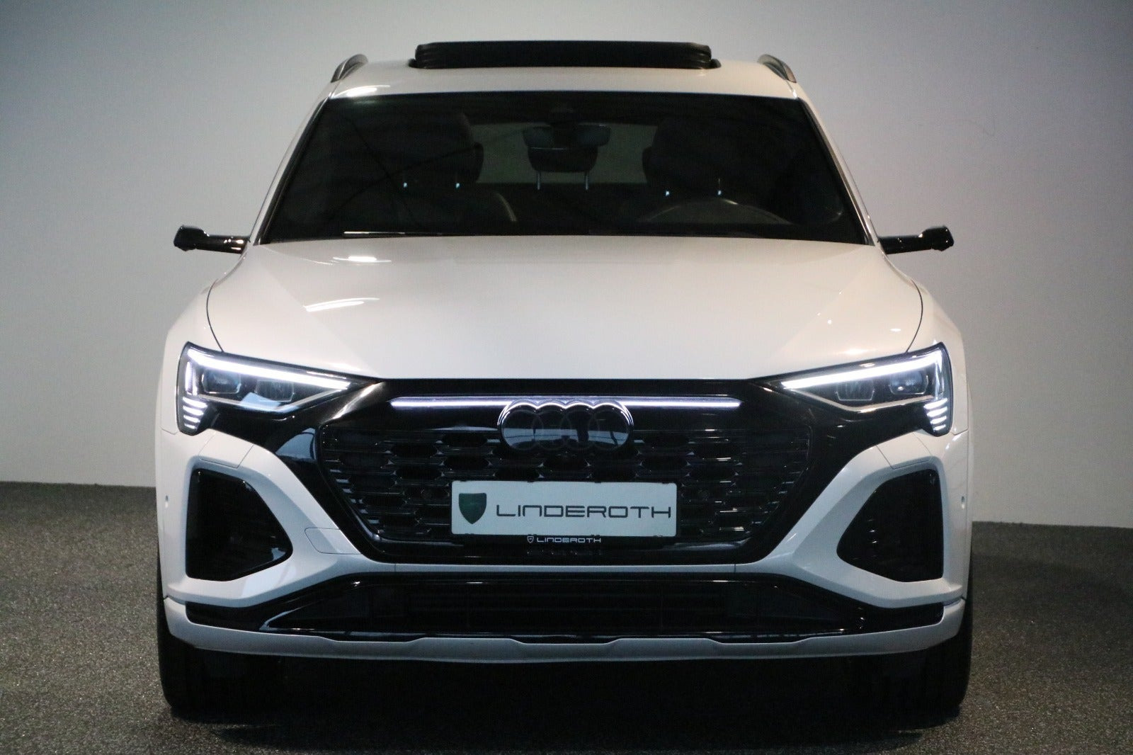 Hvid Audi Q8 e-tron fra 2024