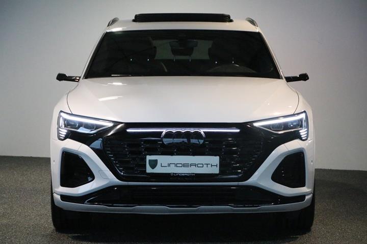 Hvid Audi Q8 e-tron fra 2024
