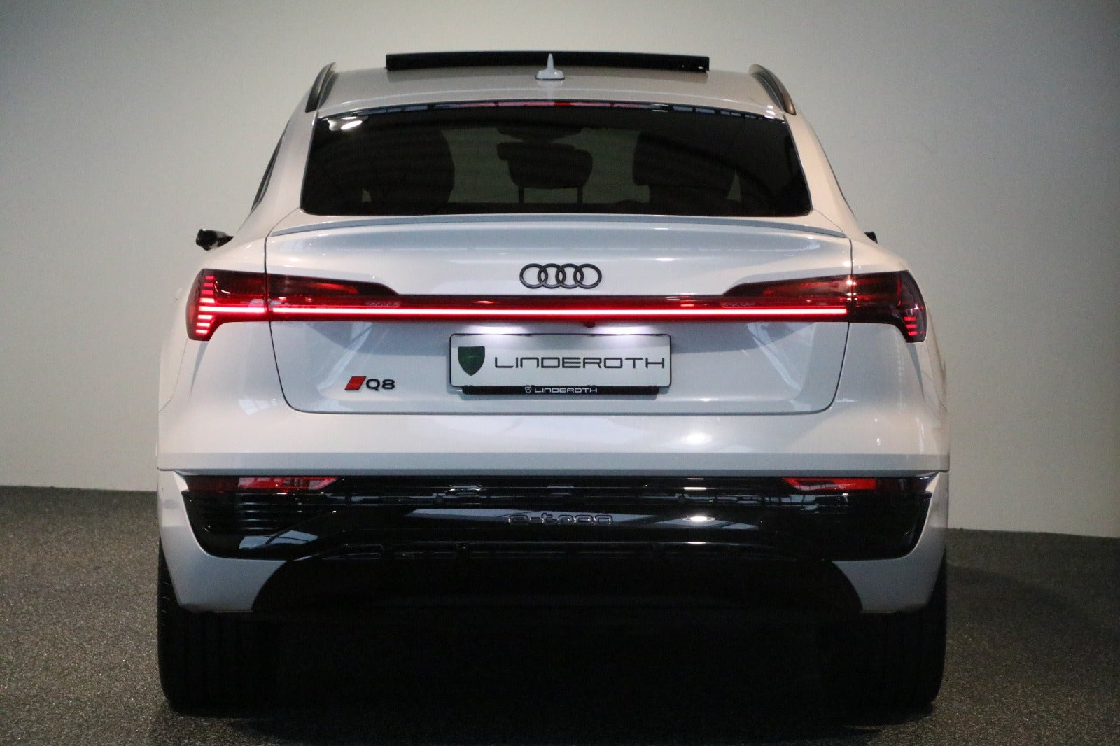 Hvid Audi Q8 e-tron fra 2024