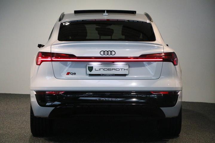 Hvid Audi Q8 e-tron fra 2024