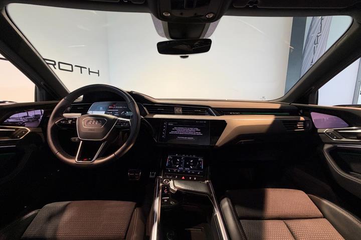 Hvid Audi Q8 e-tron fra 2024
