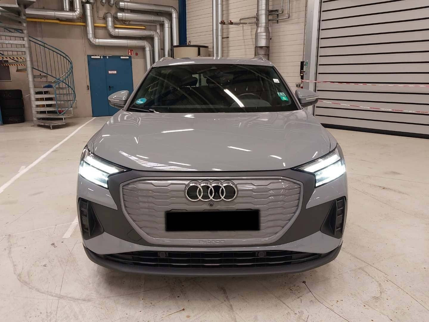 Grå Audi Q4 e-tron fra 2024