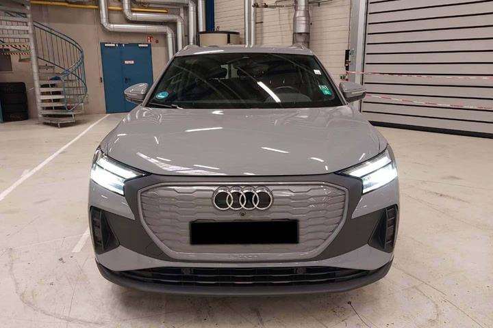 Grå Audi Q4 e-tron fra 2024