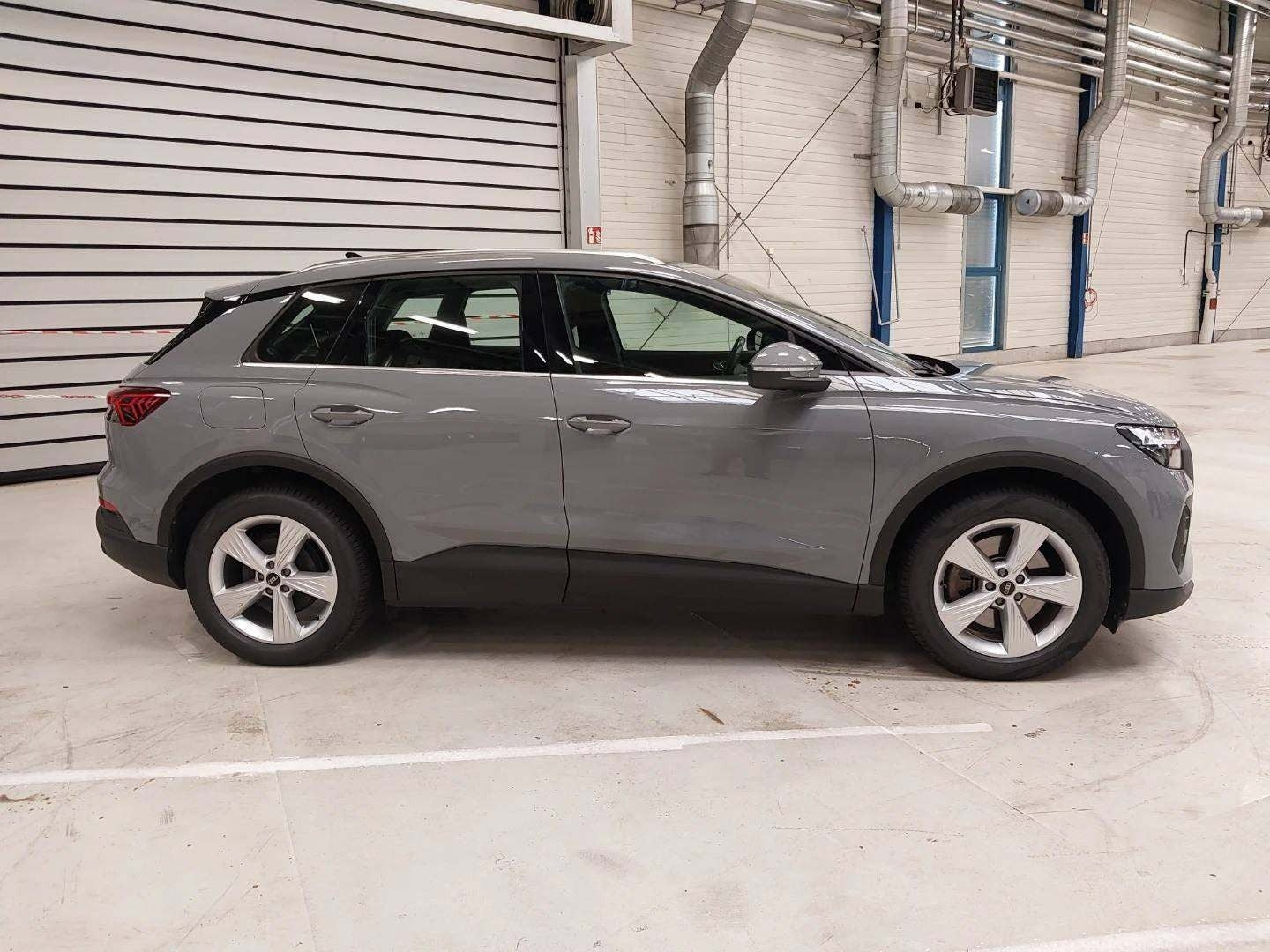 Grå Audi Q4 e-tron fra 2024