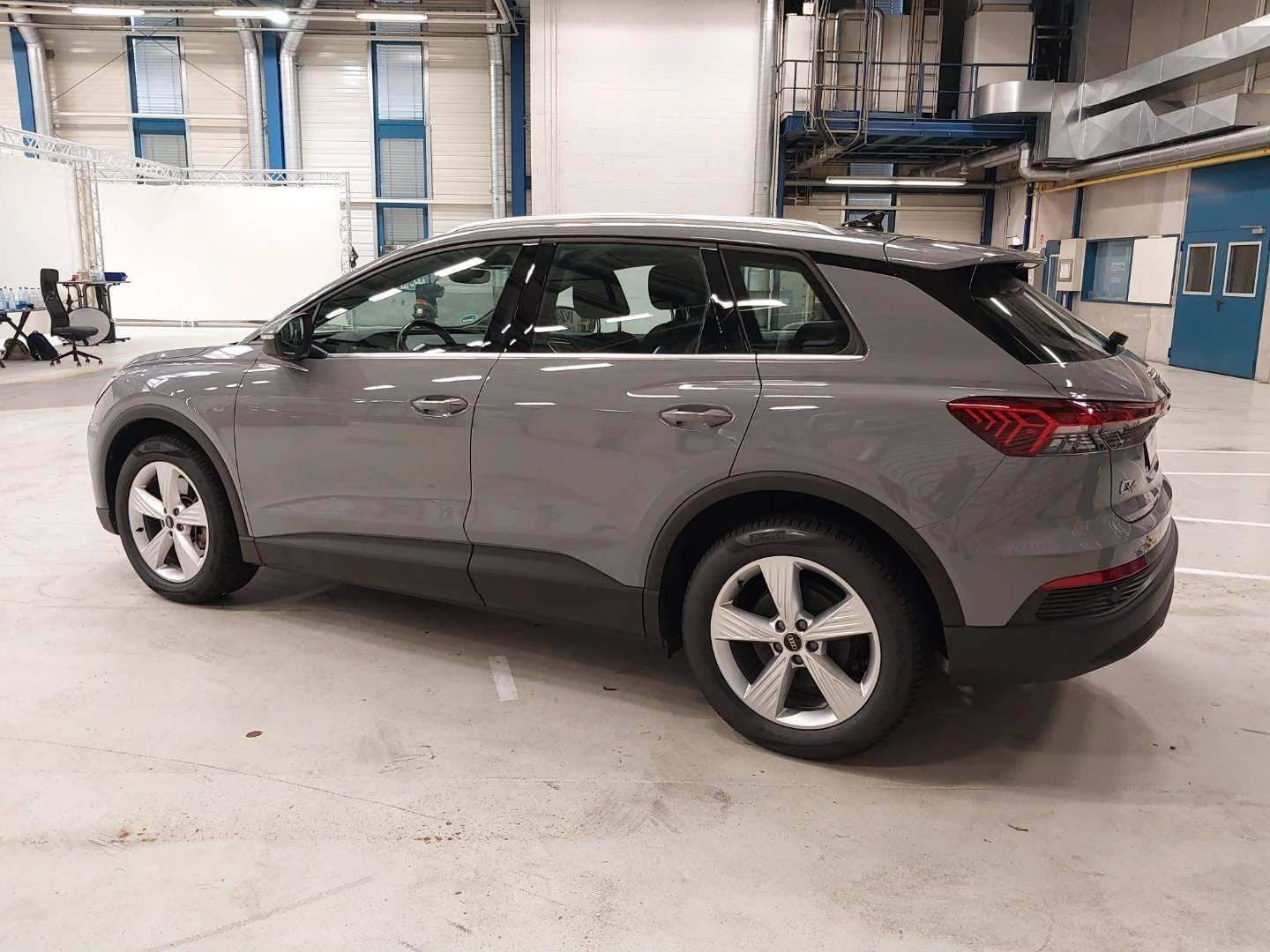 Grå Audi Q4 e-tron fra 2024