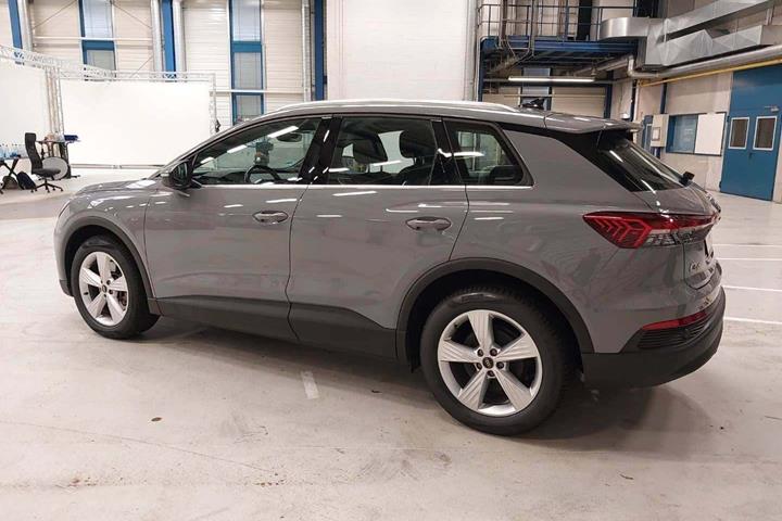Grå Audi Q4 e-tron fra 2024