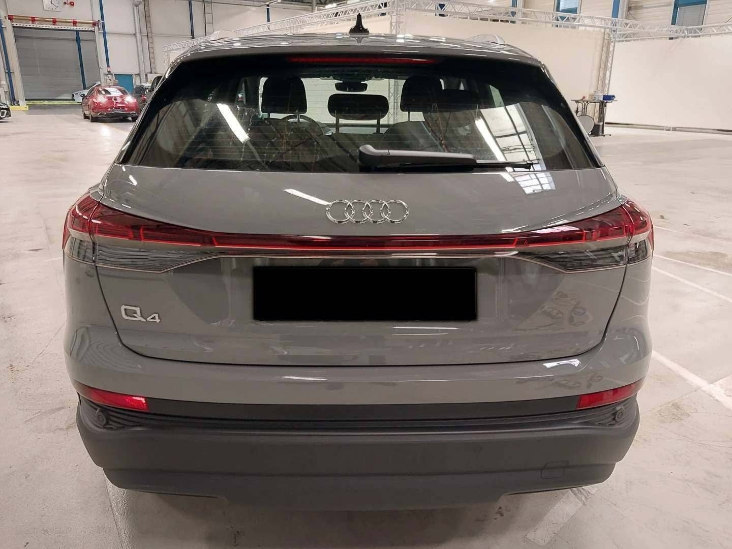 Grå Audi Q4 e-tron fra 2024
