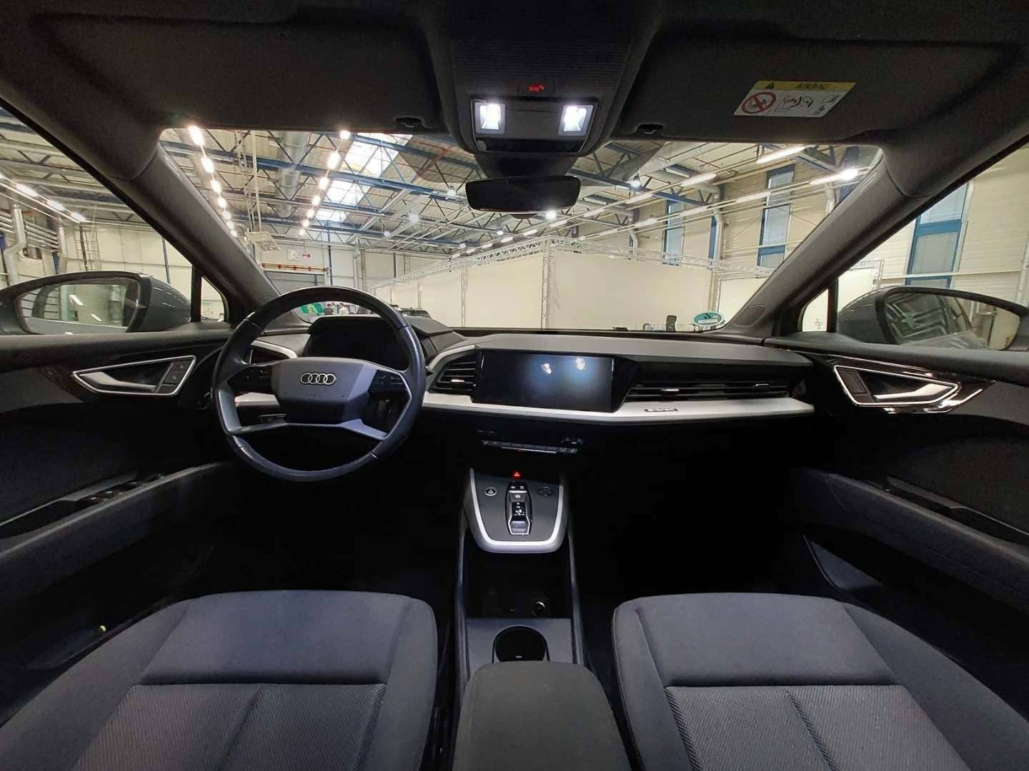 Grå Audi Q4 e-tron fra 2024