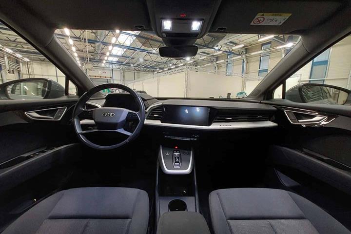 Grå Audi Q4 e-tron fra 2024