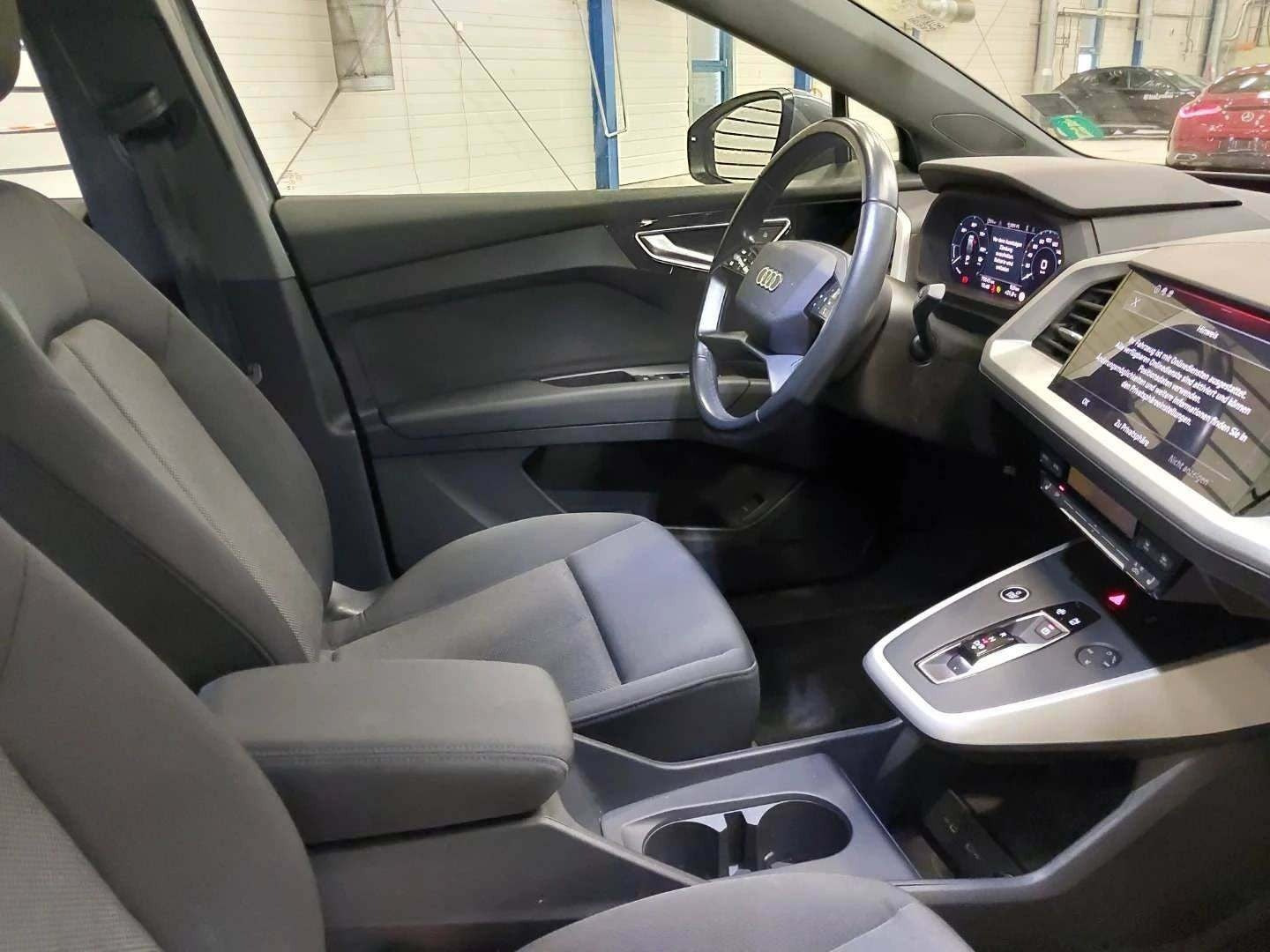 Grå Audi Q4 e-tron fra 2024