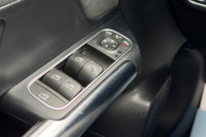 Sort Mercedes EQA250 fra 2021