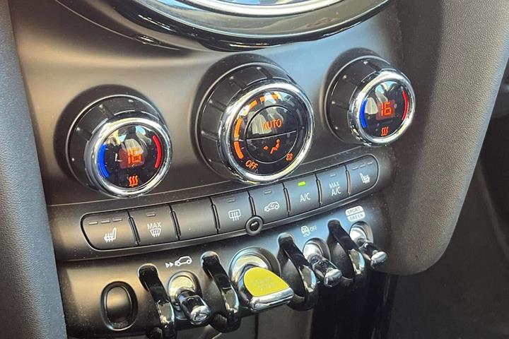 Sort Mini Cooper SE fra 2022