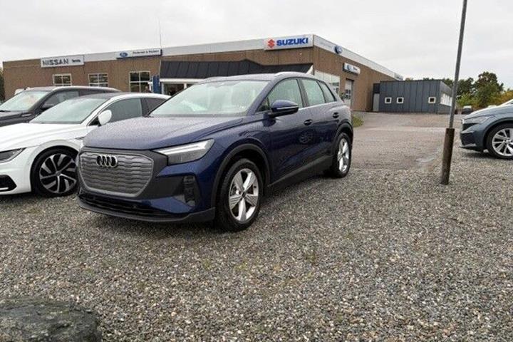Blå Audi Q4 fra 2023