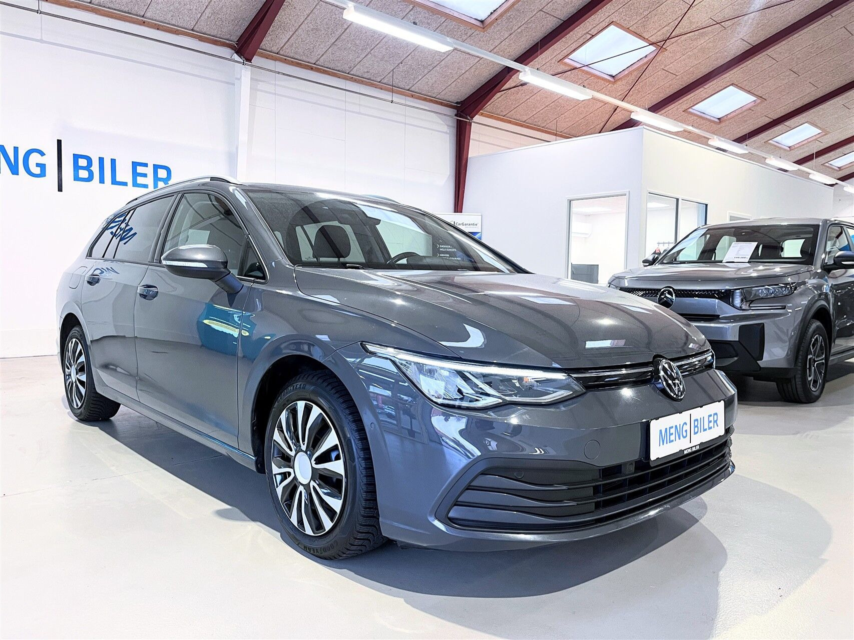 Grå VW Golf fra 2021