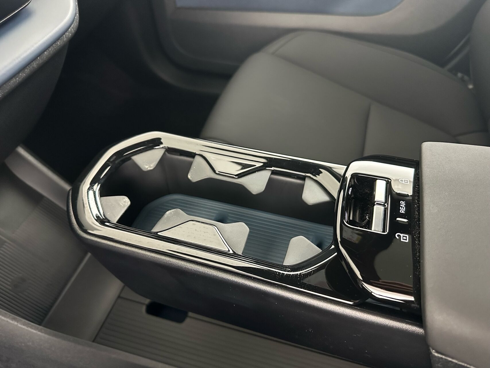 Hvid Volvo EX30 Cross Country fra 2025