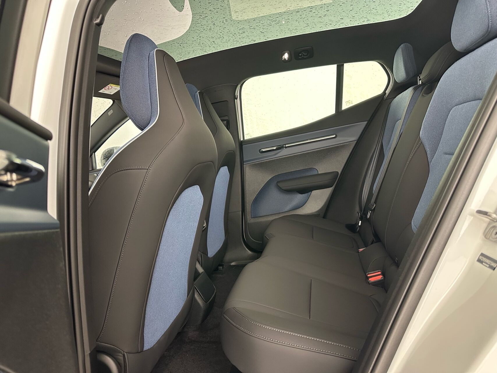 Hvid Volvo EX30 Cross Country fra 2025