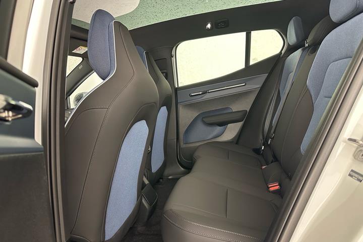 Hvid Volvo EX30 Cross Country fra 2025