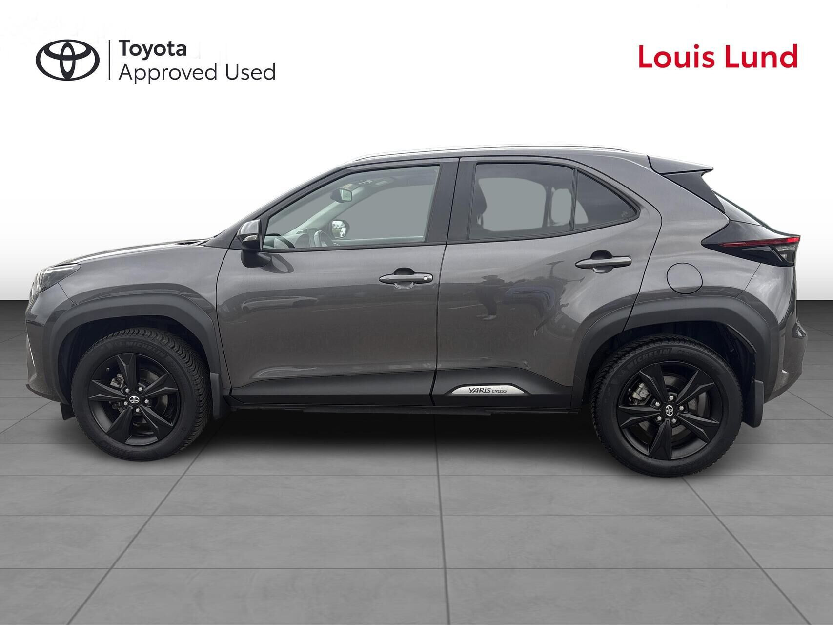 Grå Toyota Yaris Cross fra 2022