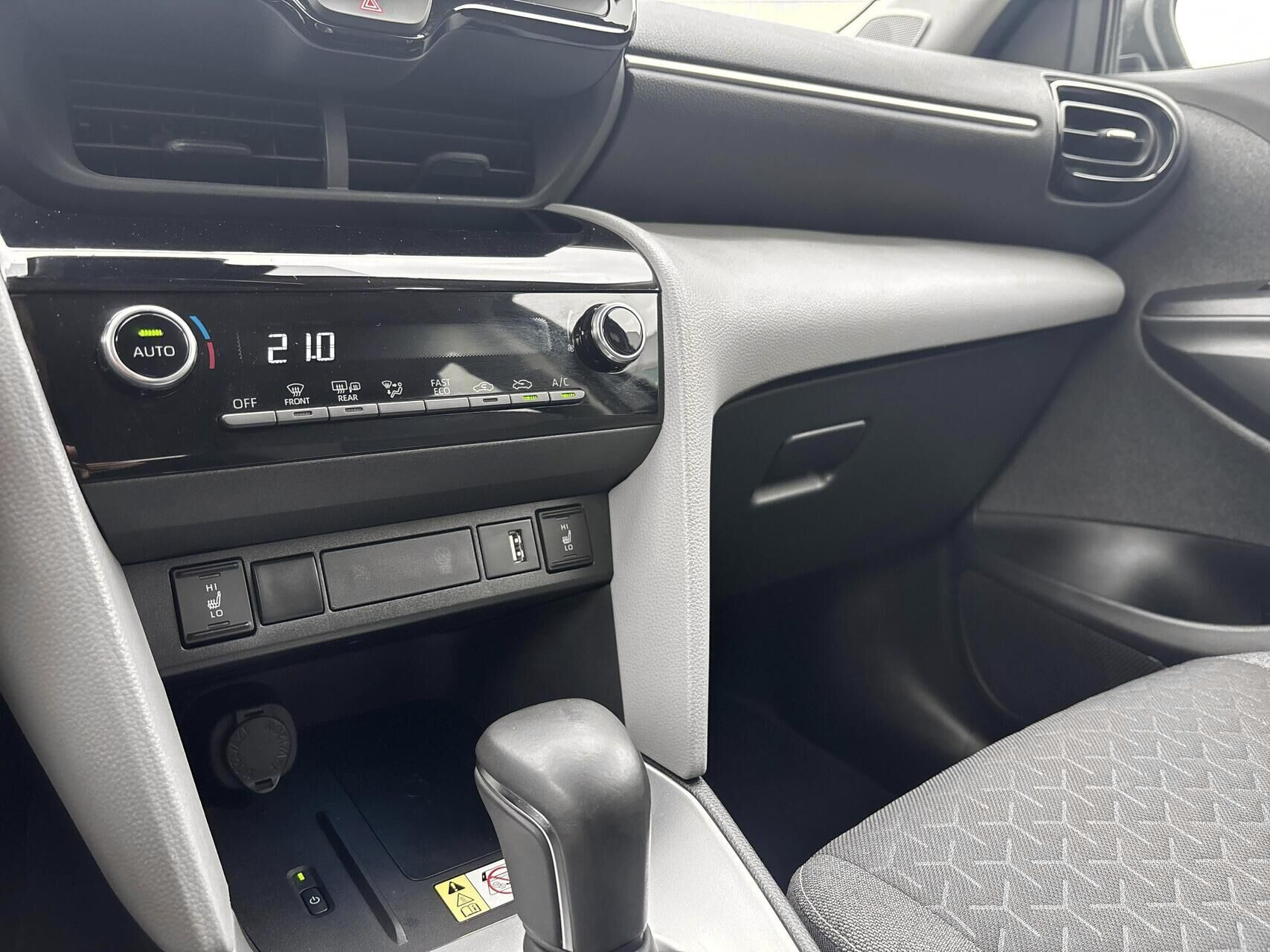 Grå Toyota Yaris Cross fra 2022