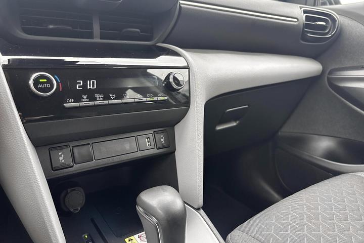 Grå Toyota Yaris Cross fra 2022