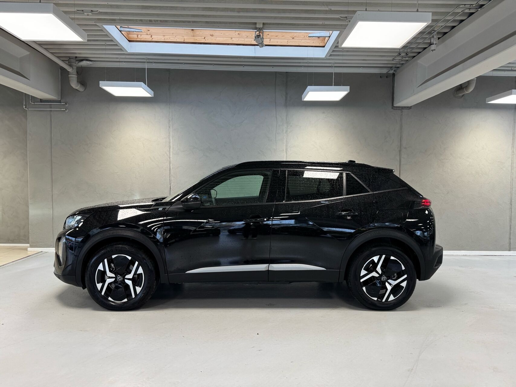 Sort Peugeot e-2008 fra 2025