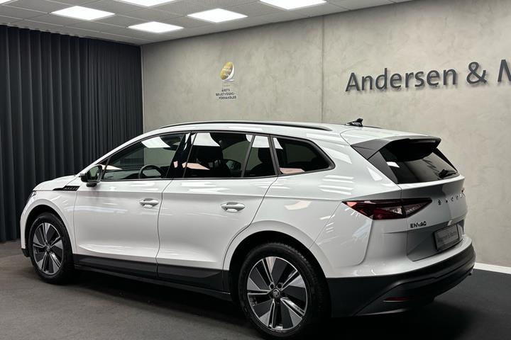Hvid Skoda Enyaq fra 2023
