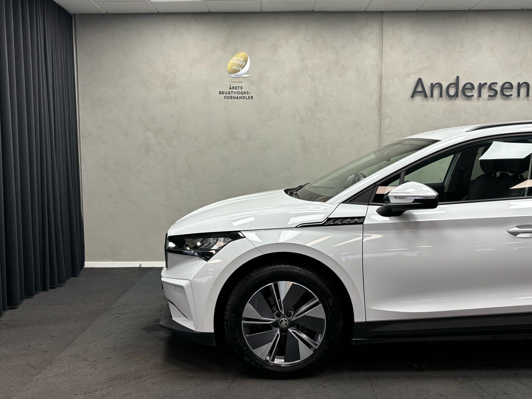 Hvid Skoda Enyaq fra 2023