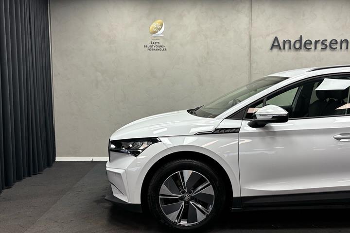 Hvid Skoda Enyaq fra 2023