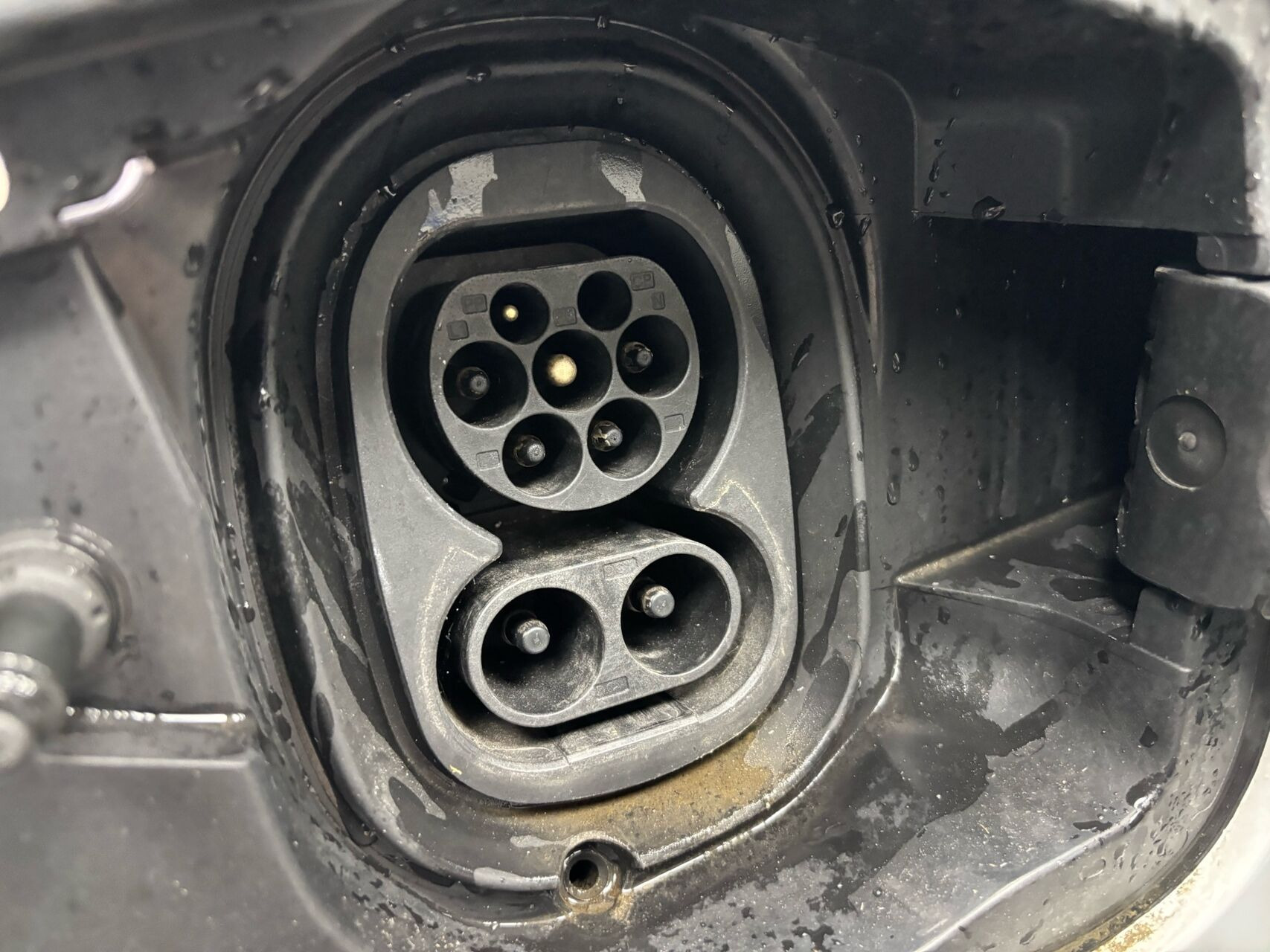 Hvid Skoda Enyaq fra 2023
