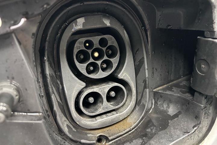 Hvid Skoda Enyaq fra 2023