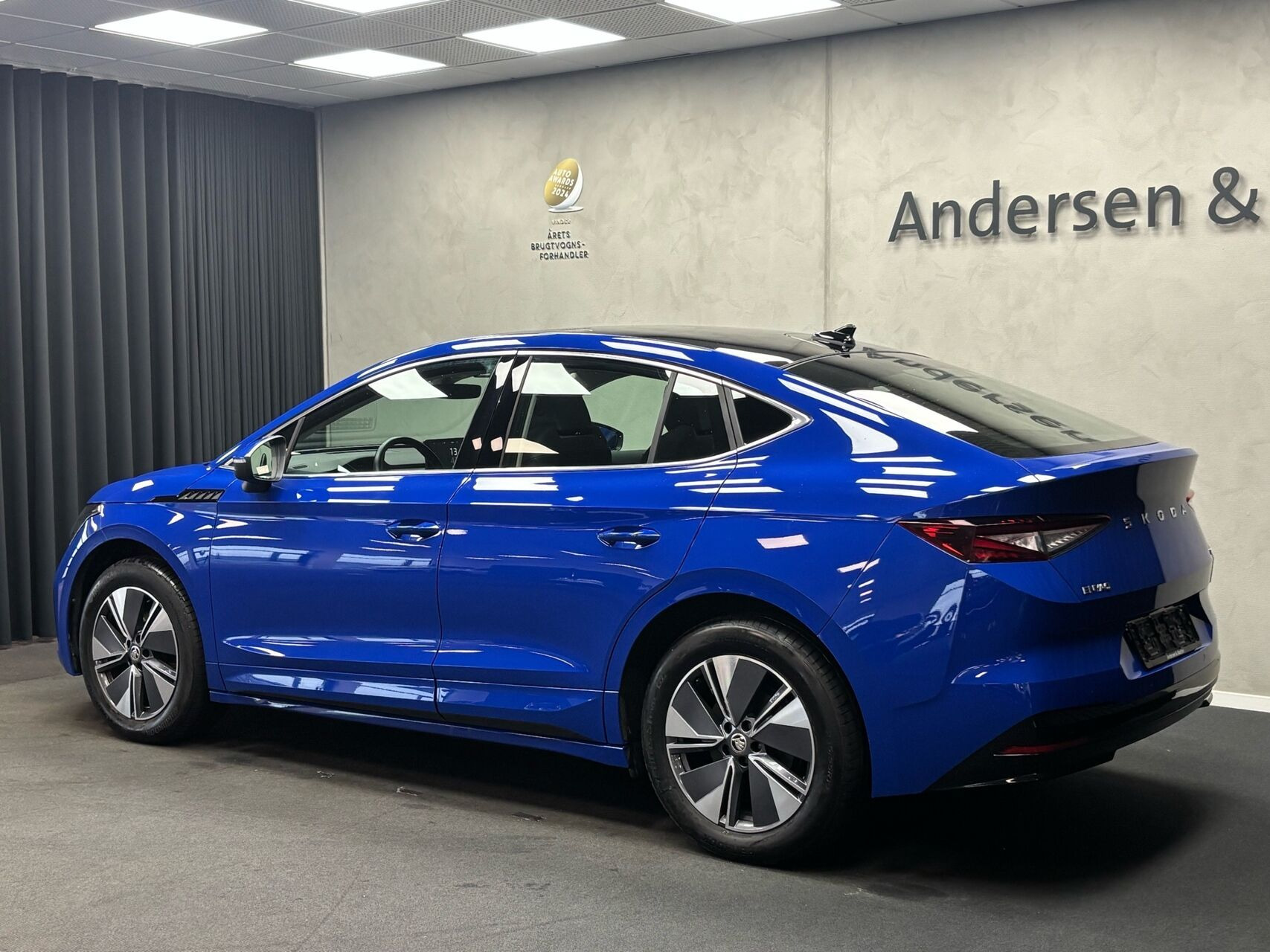 Blå Skoda Enyaq fra 2024